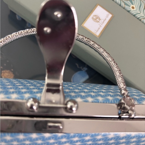 Elegant Blue Patterned Handbag with Crystal Mickey Mouse Clasp - Picture 4 of 6